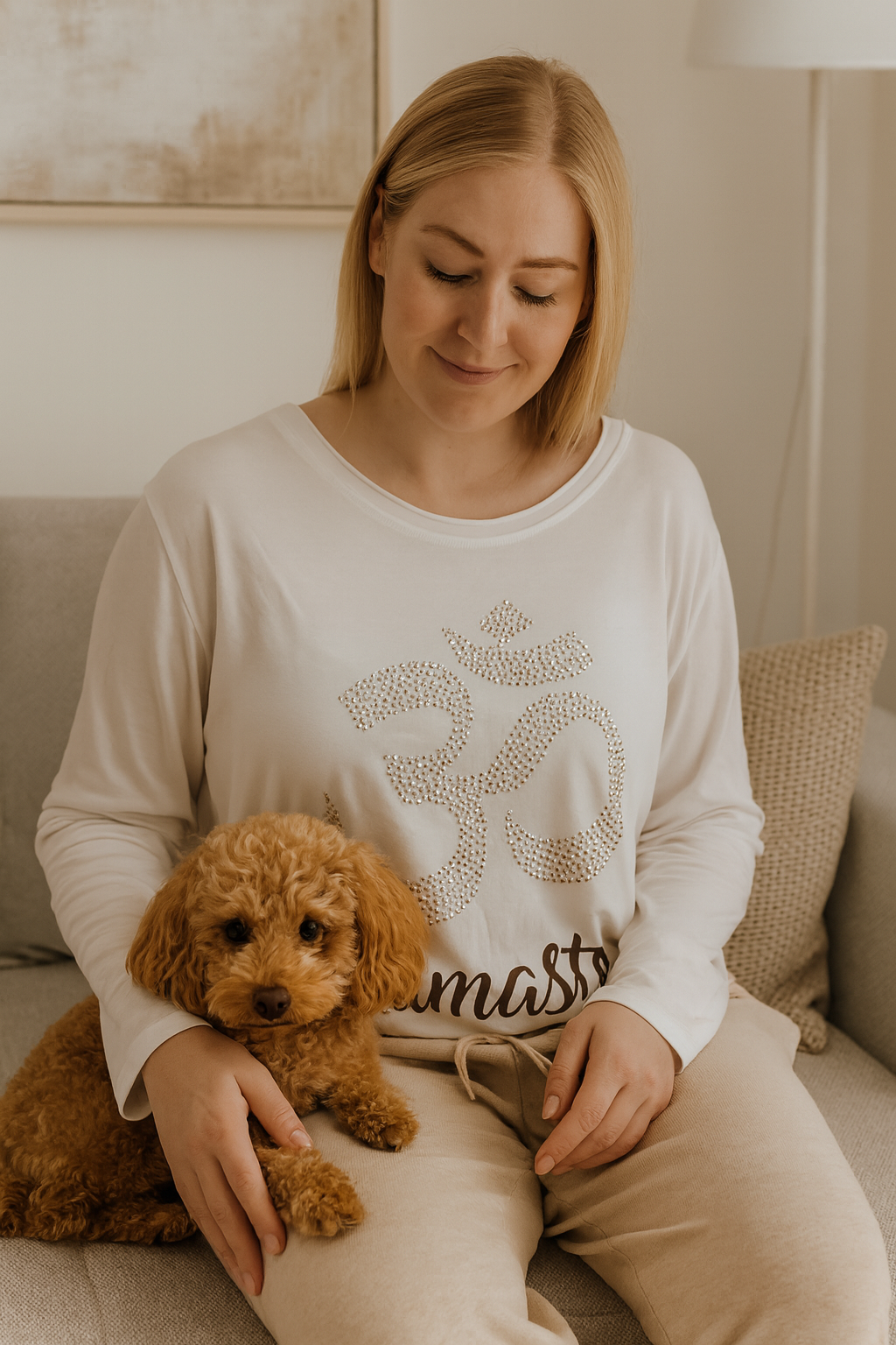 Süßes "NAMASTE" Shirt mit Glitzersteinchen in Weiß