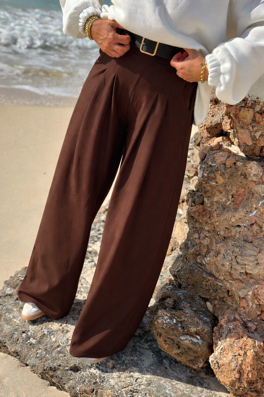 Easy Glam – Fließende High-Waist-Hose in Braun