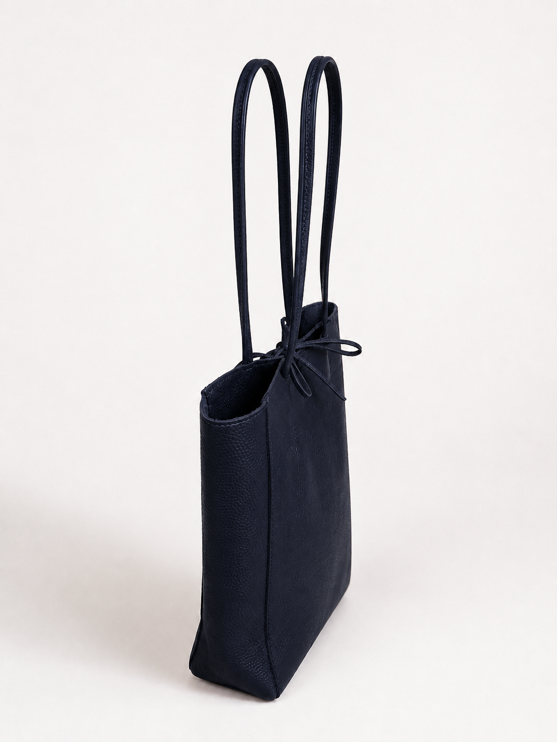 The Classic Shopper - in Navy