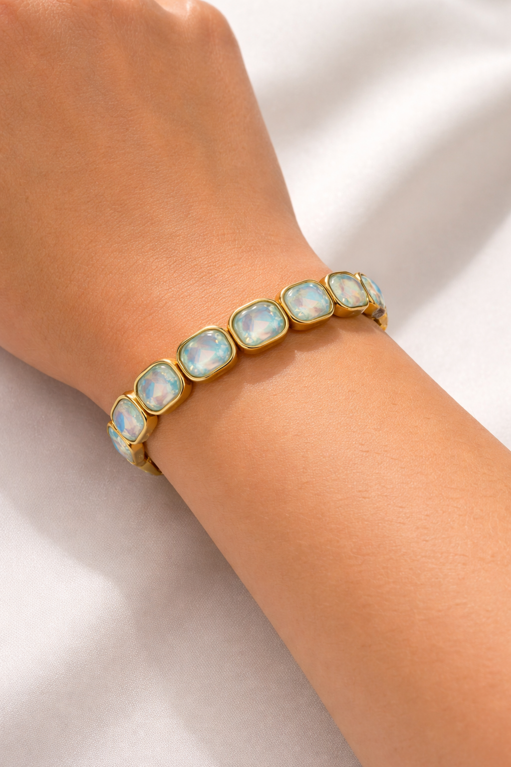 Aqua Glow Stretch-Armband – Gold mit schimmernden Opal-Steinen