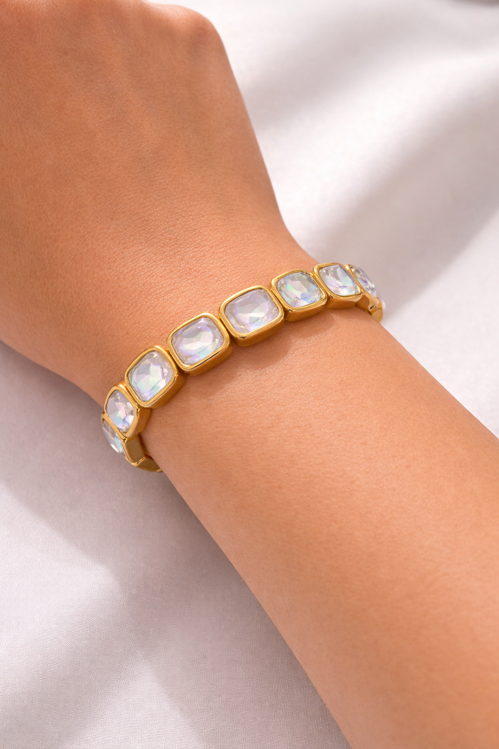 Pure Glow Stretch-Armband – Gold mit irisierenden Kristallen