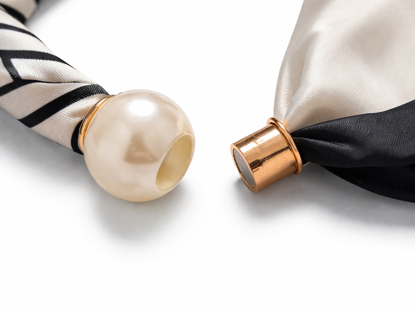 Stripe Elegance Halstuch mit Perlenverschluss