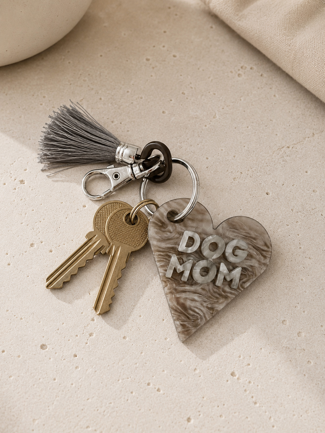 Dog Mom Herz Schlüsselanhänger – Marble Grey