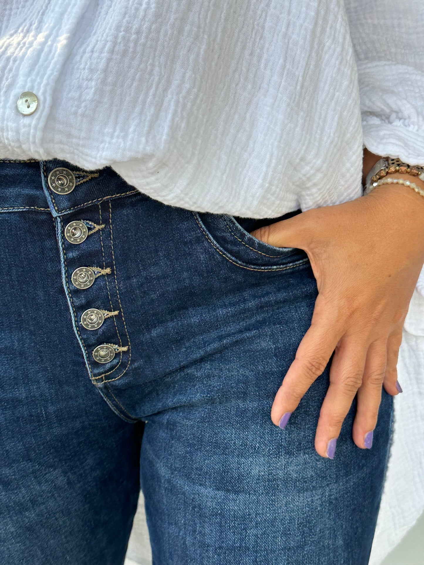 Basic Blue-Jeans mit Knopfleiste