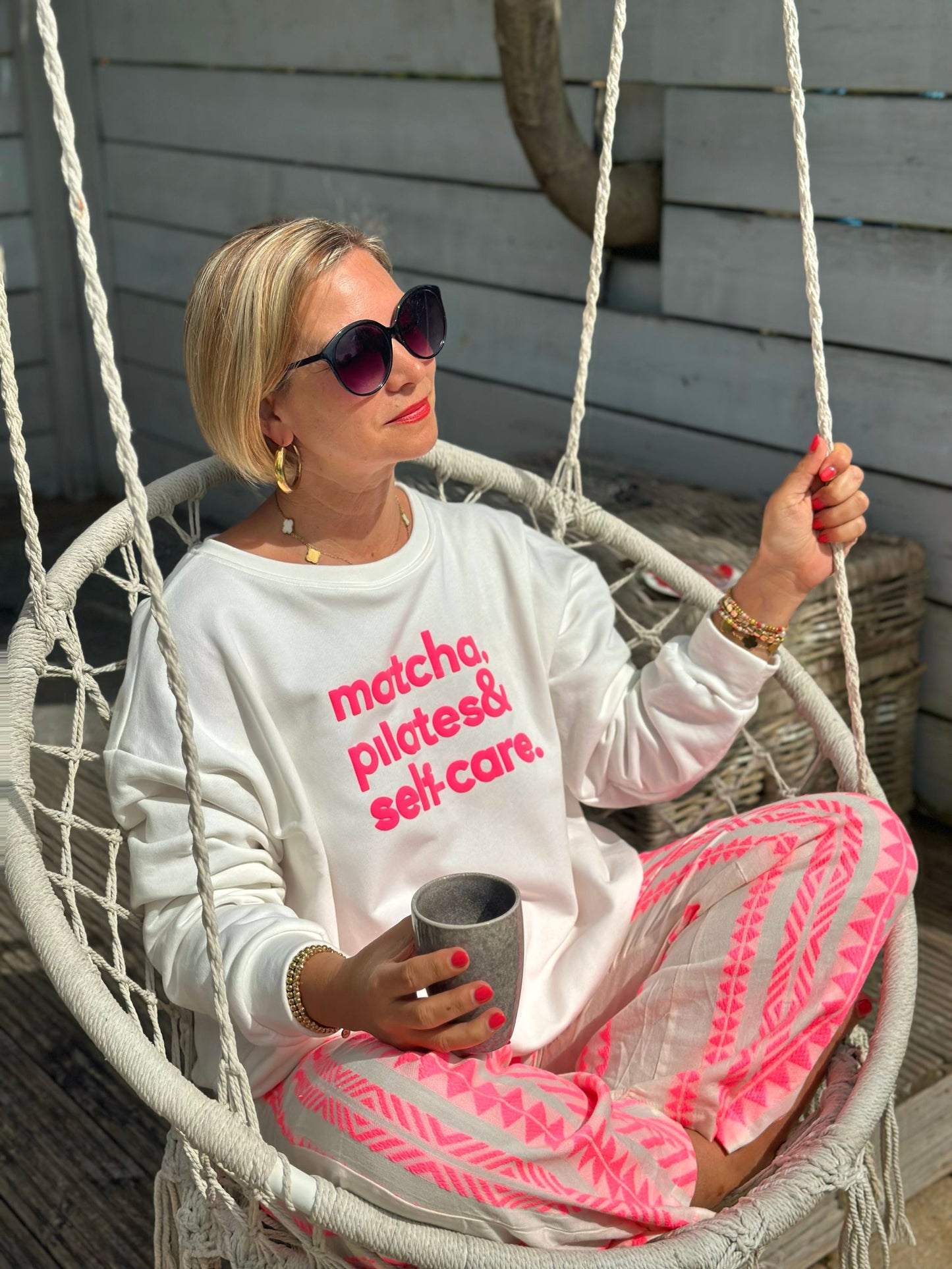 Zuckersüßes Sommer-Sweatshirt "MATCHA, PILATES & SELFCARE" in Weiß