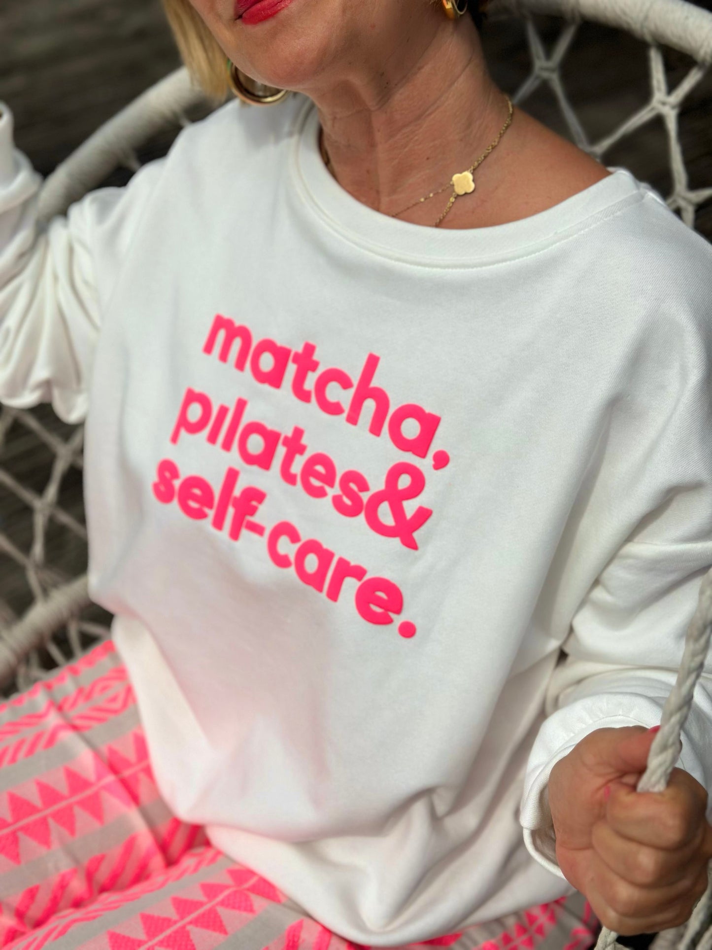 Zuckersüßes Sommer-Sweatshirt "MATCHA, PILATES & SELFCARE" in Weiß