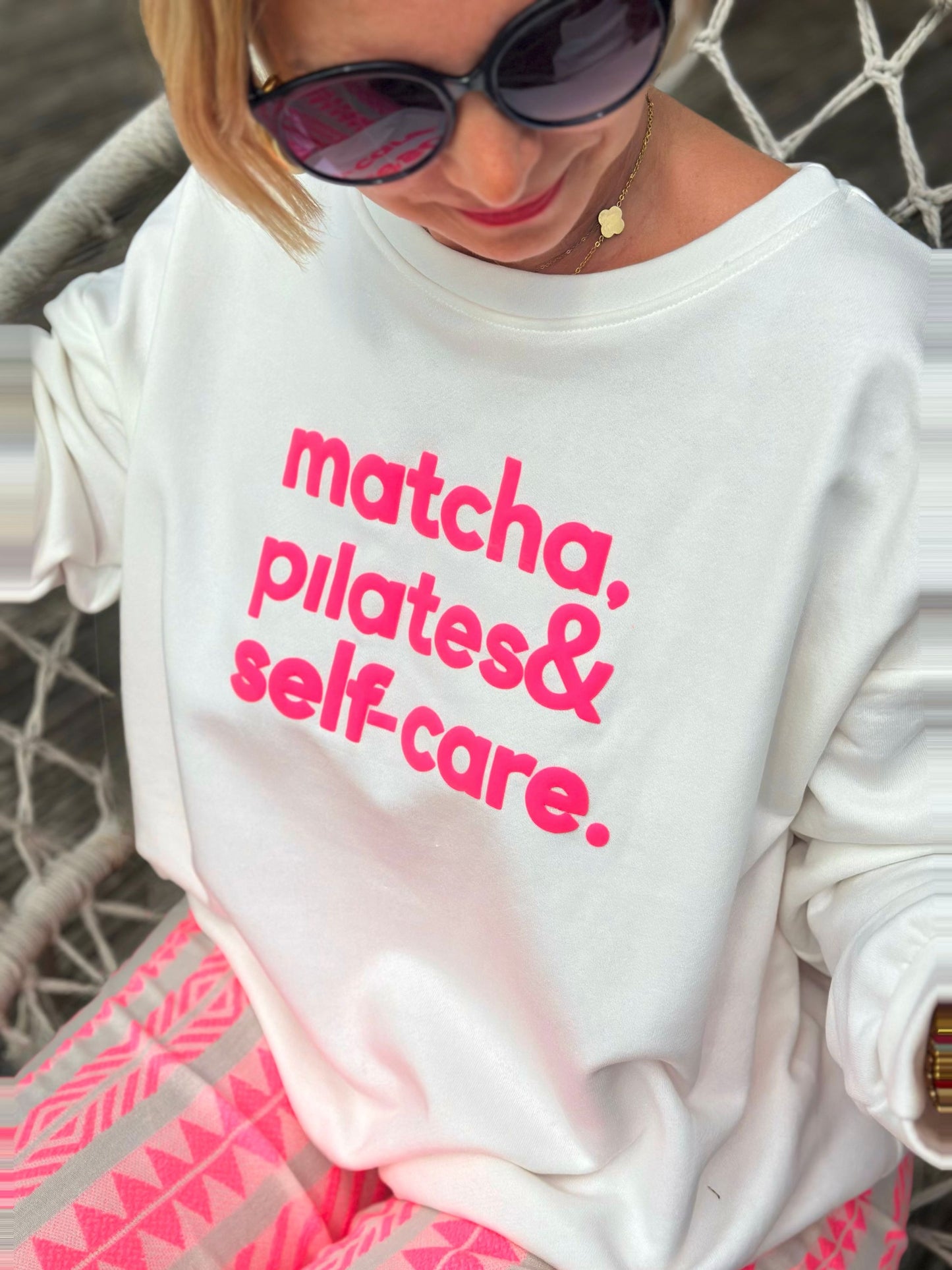 Zuckersüßes Sommer-Sweatshirt "MATCHA, PILATES & SELFCARE" in Weiß