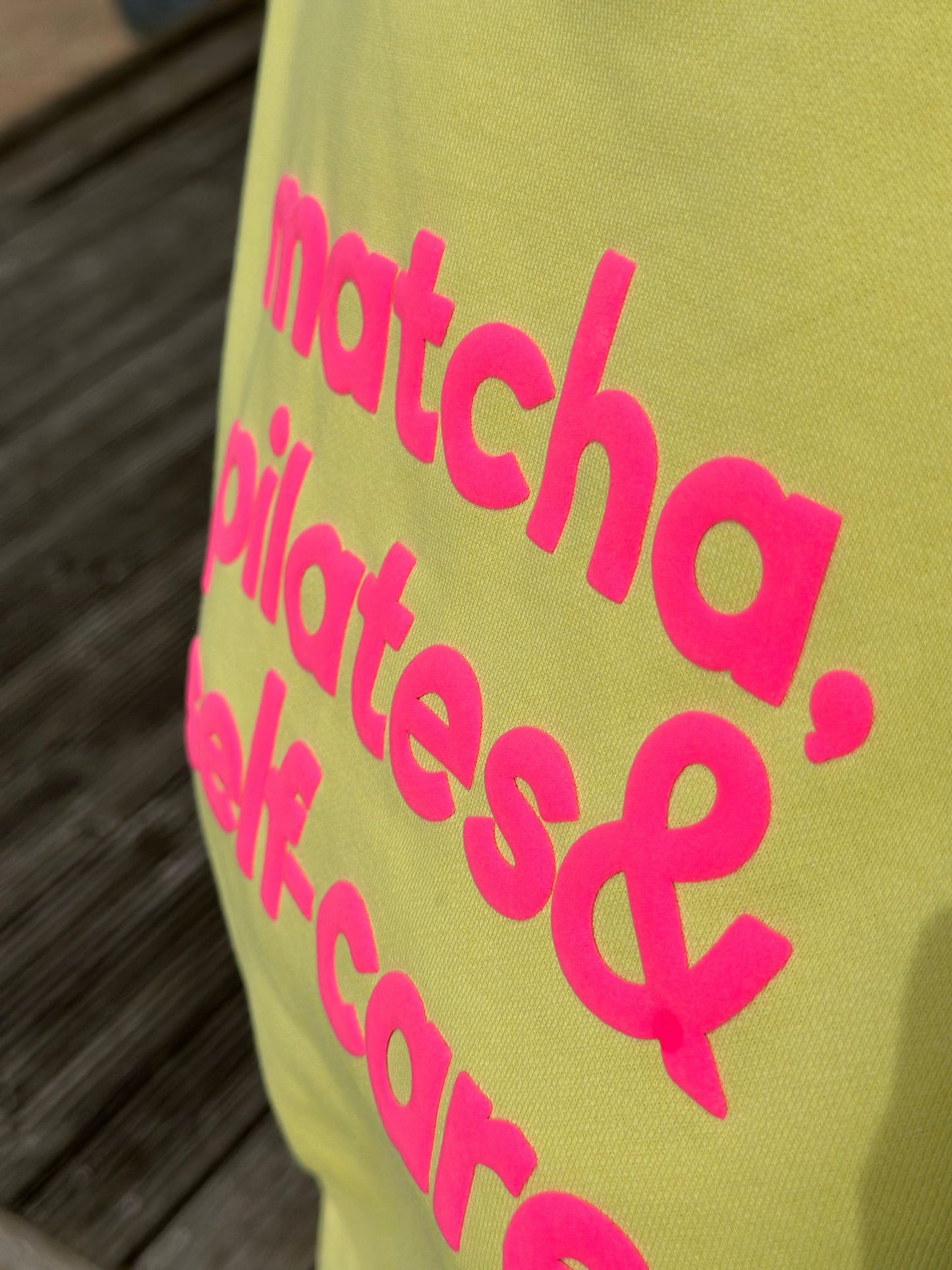 Zuckersüßes Sommer-Sweatshirt "MATCHA, PILATES & SELFCARE" in Pastell-Gelb