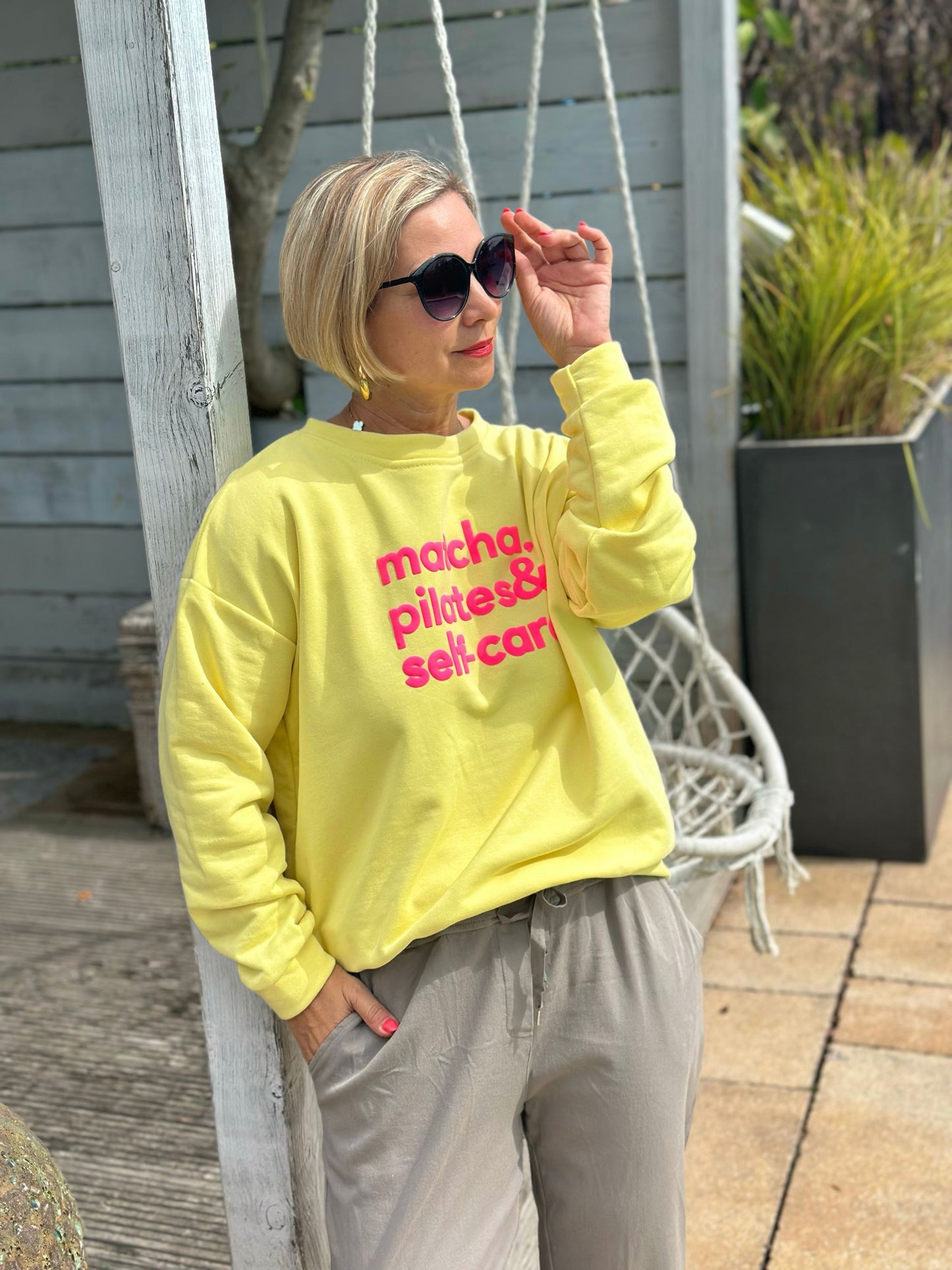 Zuckersüßes Sommer-Sweatshirt "MATCHA, PILATES & SELFCARE" in Pastell-Gelb