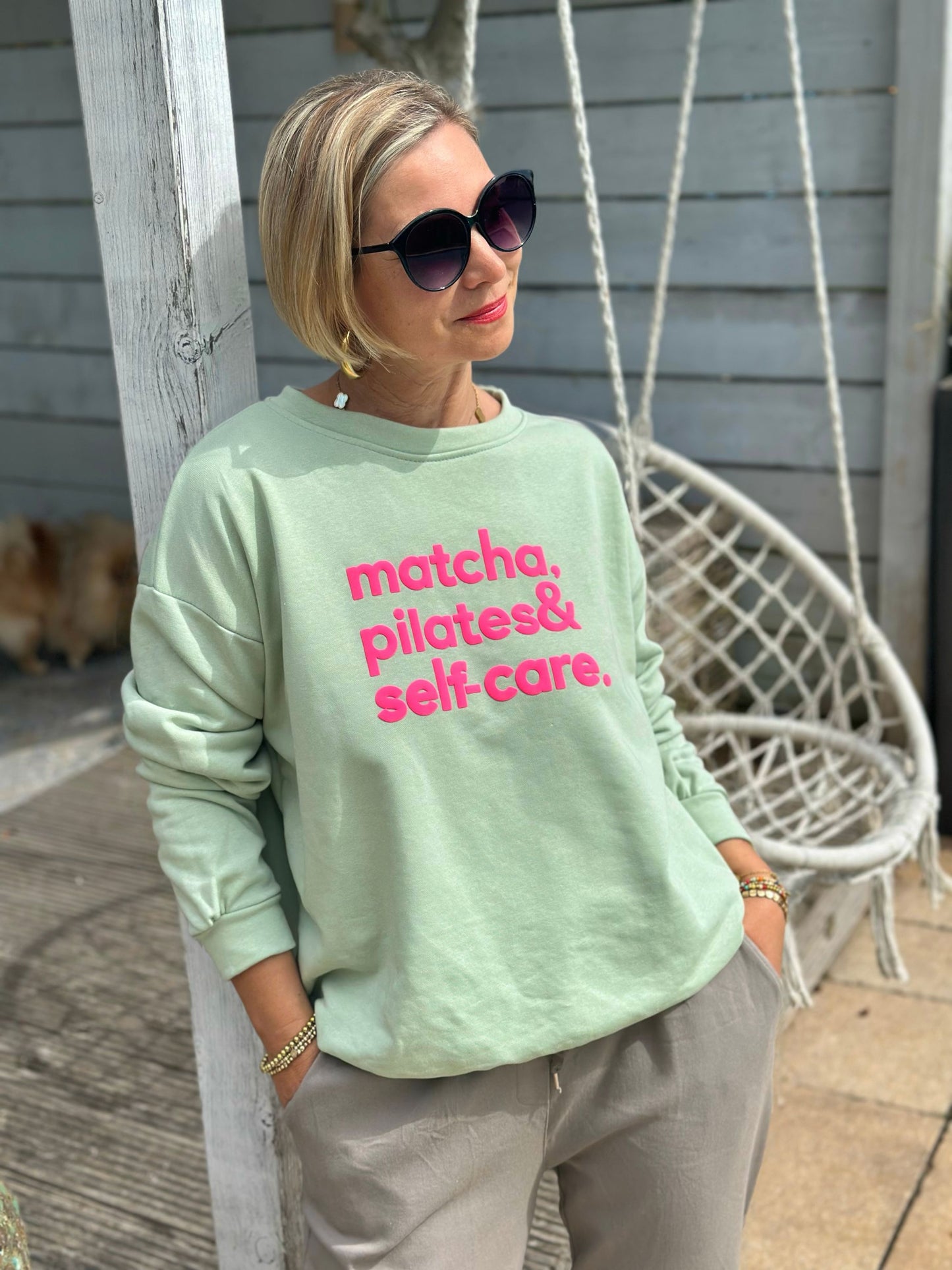 Zuckersüßes Sommer-Sweatshirt "MATCHA, PILATES & SELFCARE" in Matcha Green