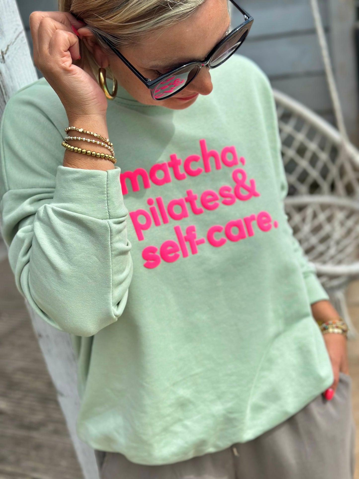 Zuckersüßes Sommer-Sweatshirt "MATCHA, PILATES & SELFCARE" in Matcha Green