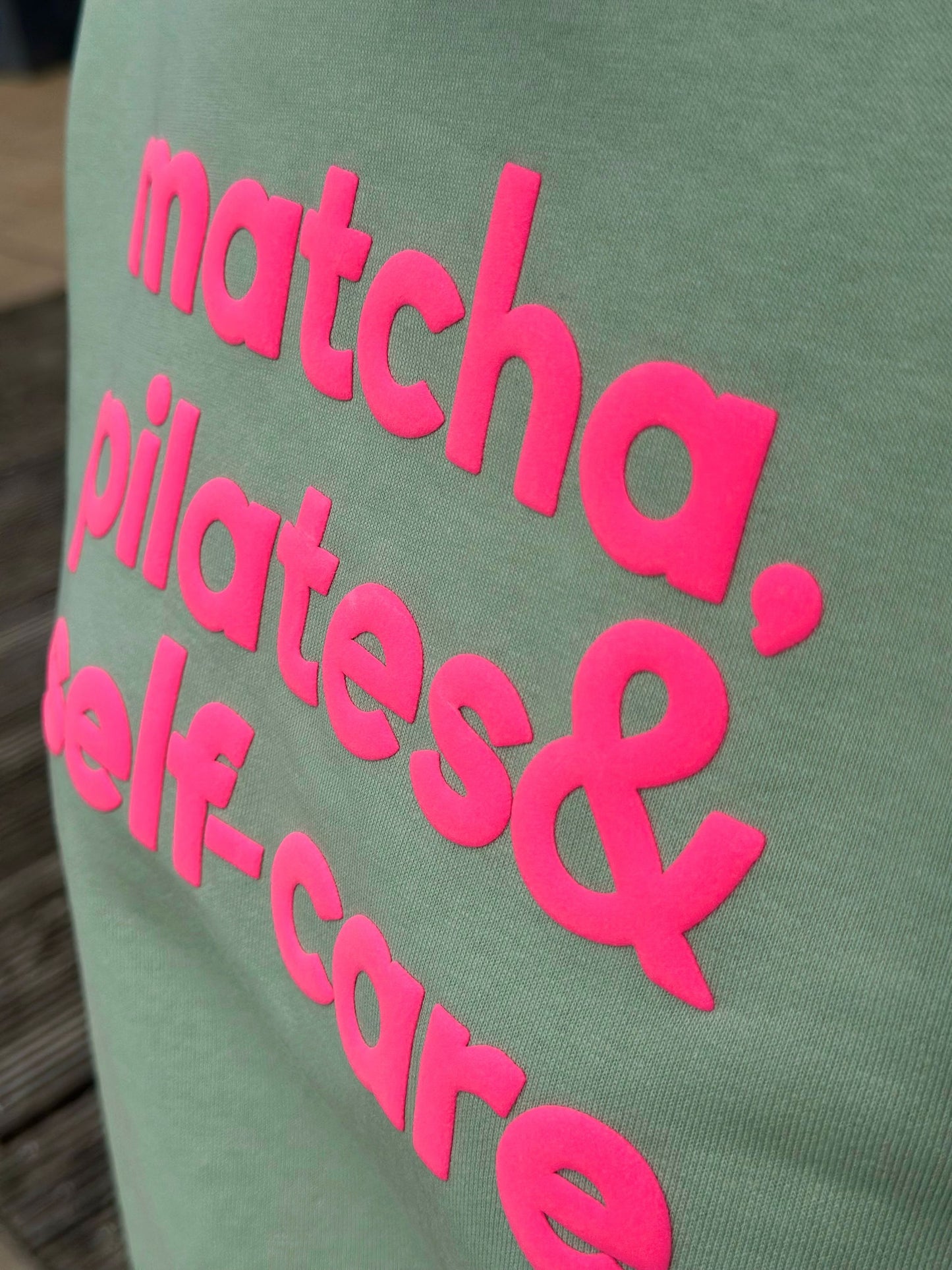Zuckersüßes Sommer-Sweatshirt "MATCHA, PILATES & SELFCARE" in Matcha Green