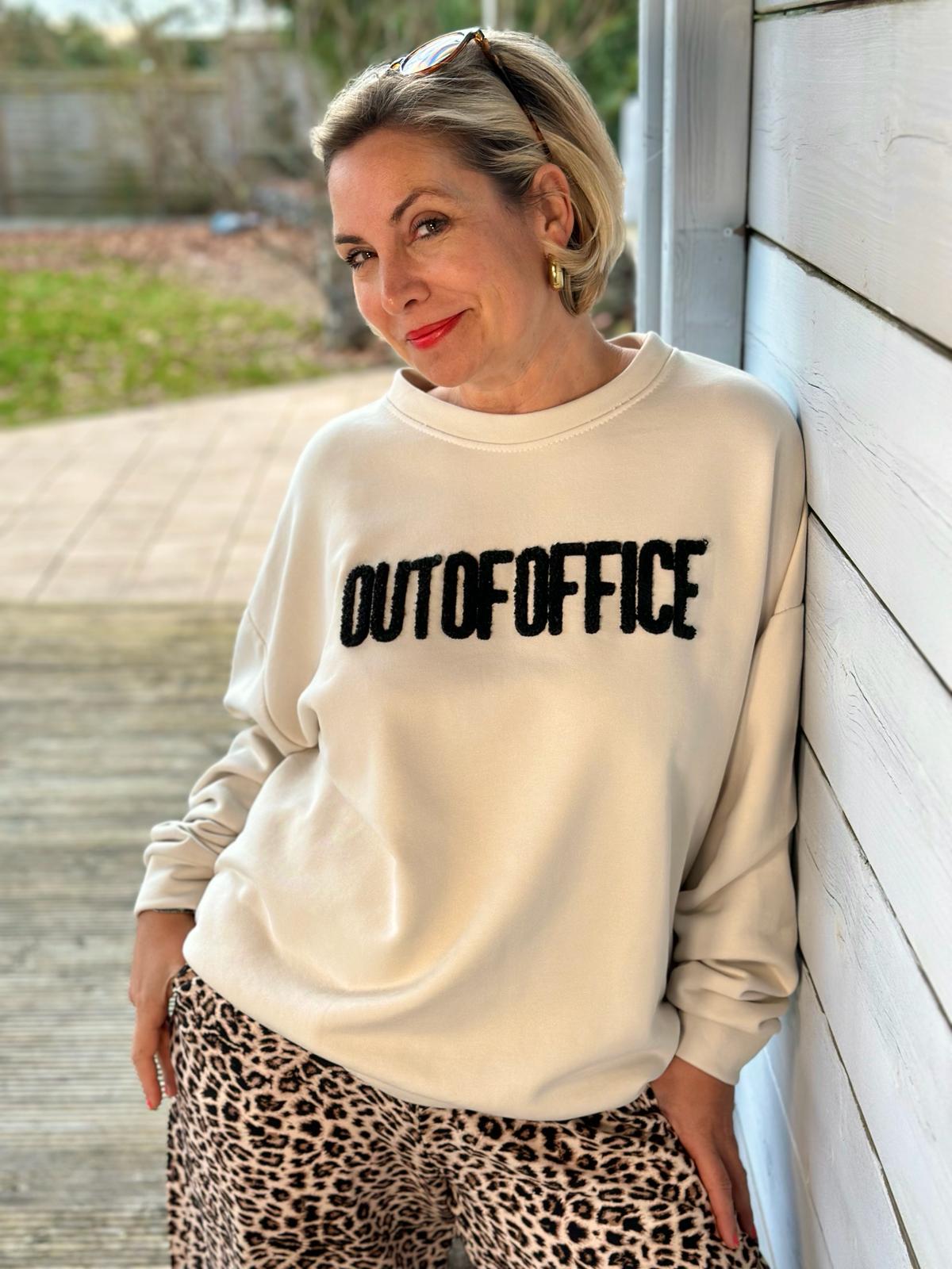 Super süßer Onesize Sweater "OUT OF OFFICE" in Wollweiß/Schwarz