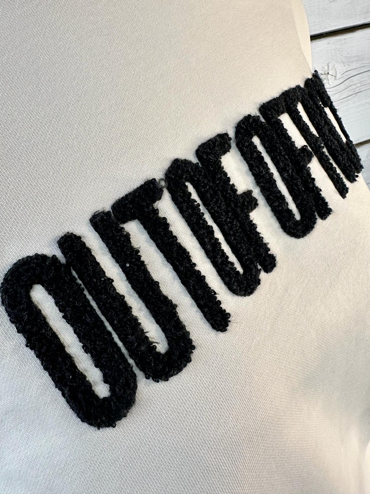 Super süßer Onesize Sweater "OUT OF OFFICE" in Wollweiß/Schwarz