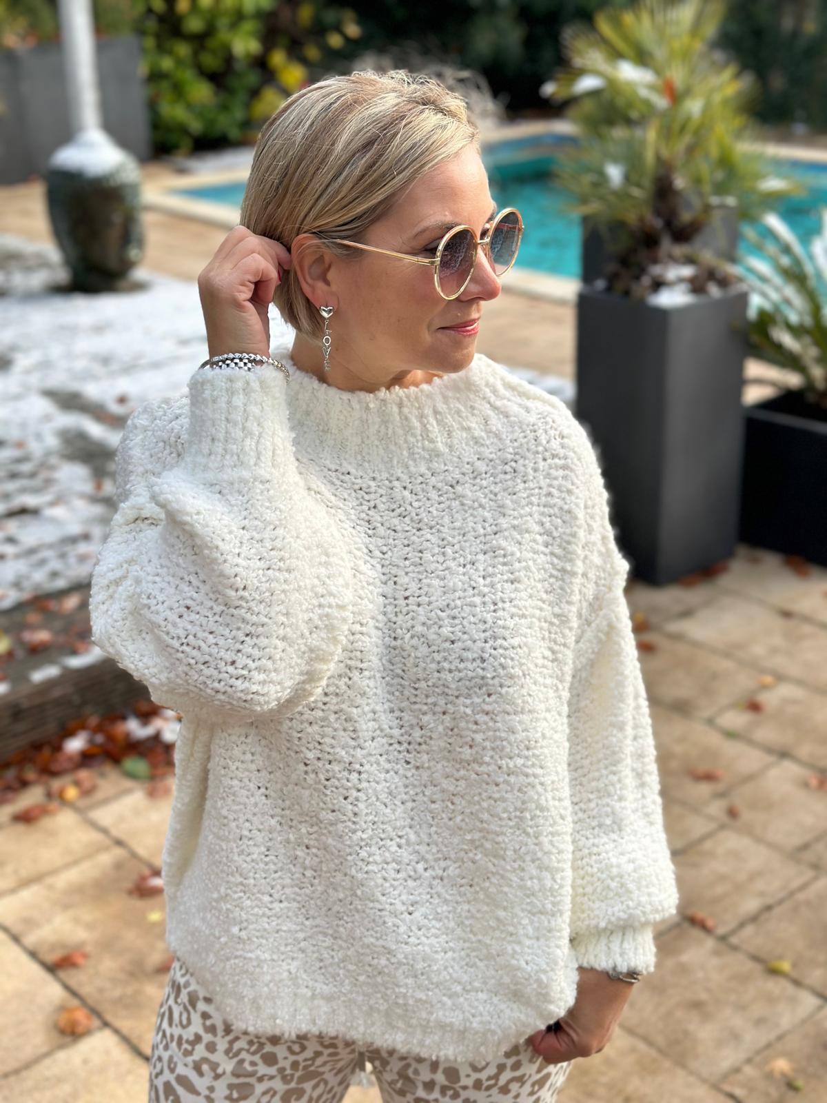 Weit geschnittener Grobstrick "Turtle Neck" Pulli in Cremé