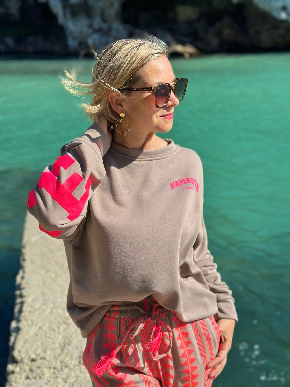 Onesize Sweater "NAMASTE" in Taupé/Pink