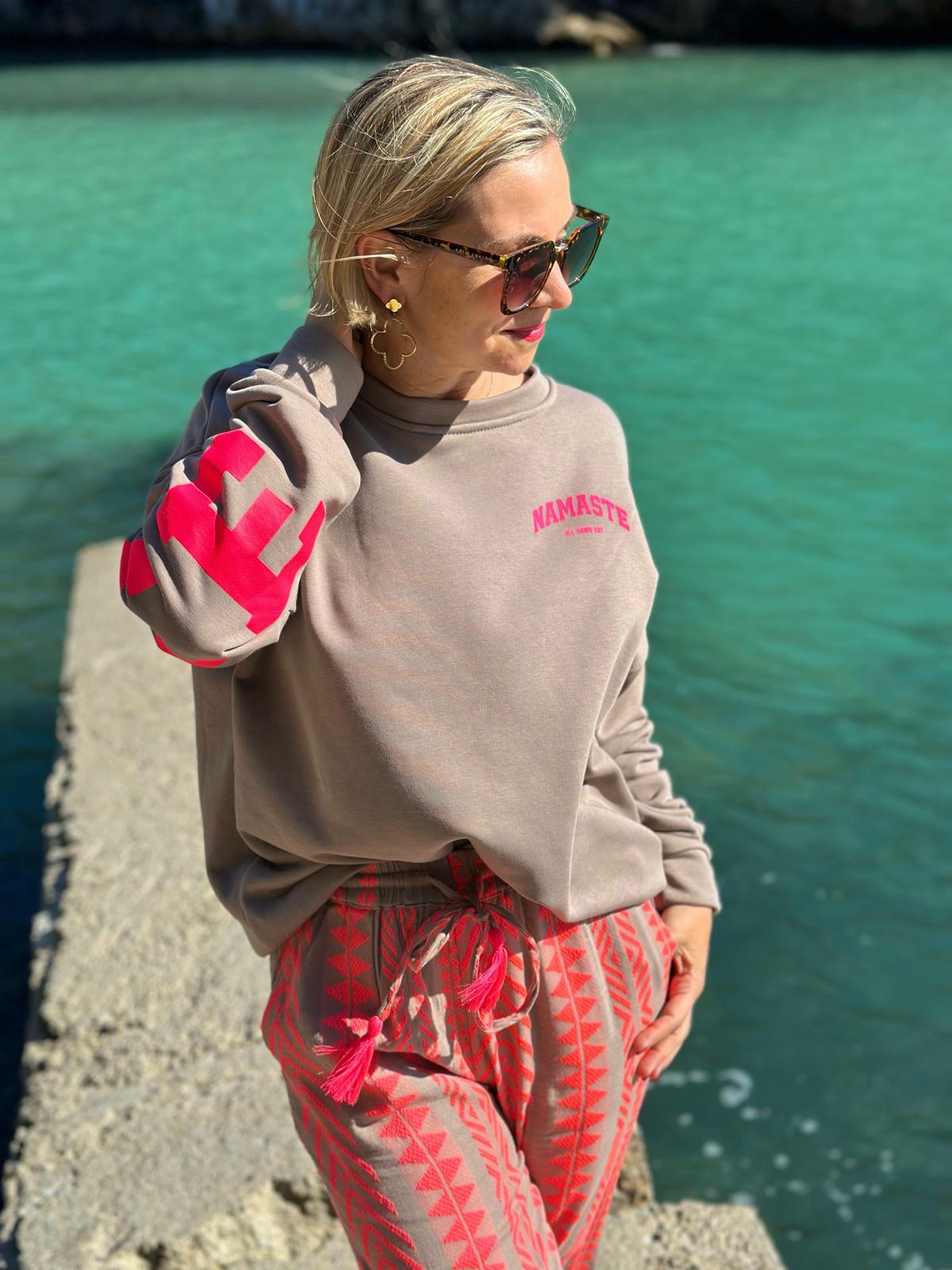 Onesize Sweater "NAMASTE" in Taupé/Pink