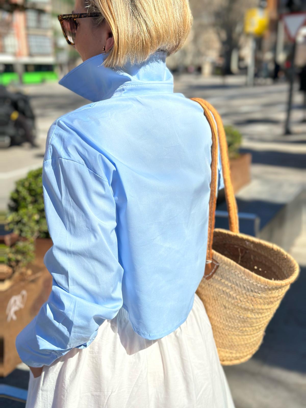Stylische Cropped Bluse "VERA" in Hellblau