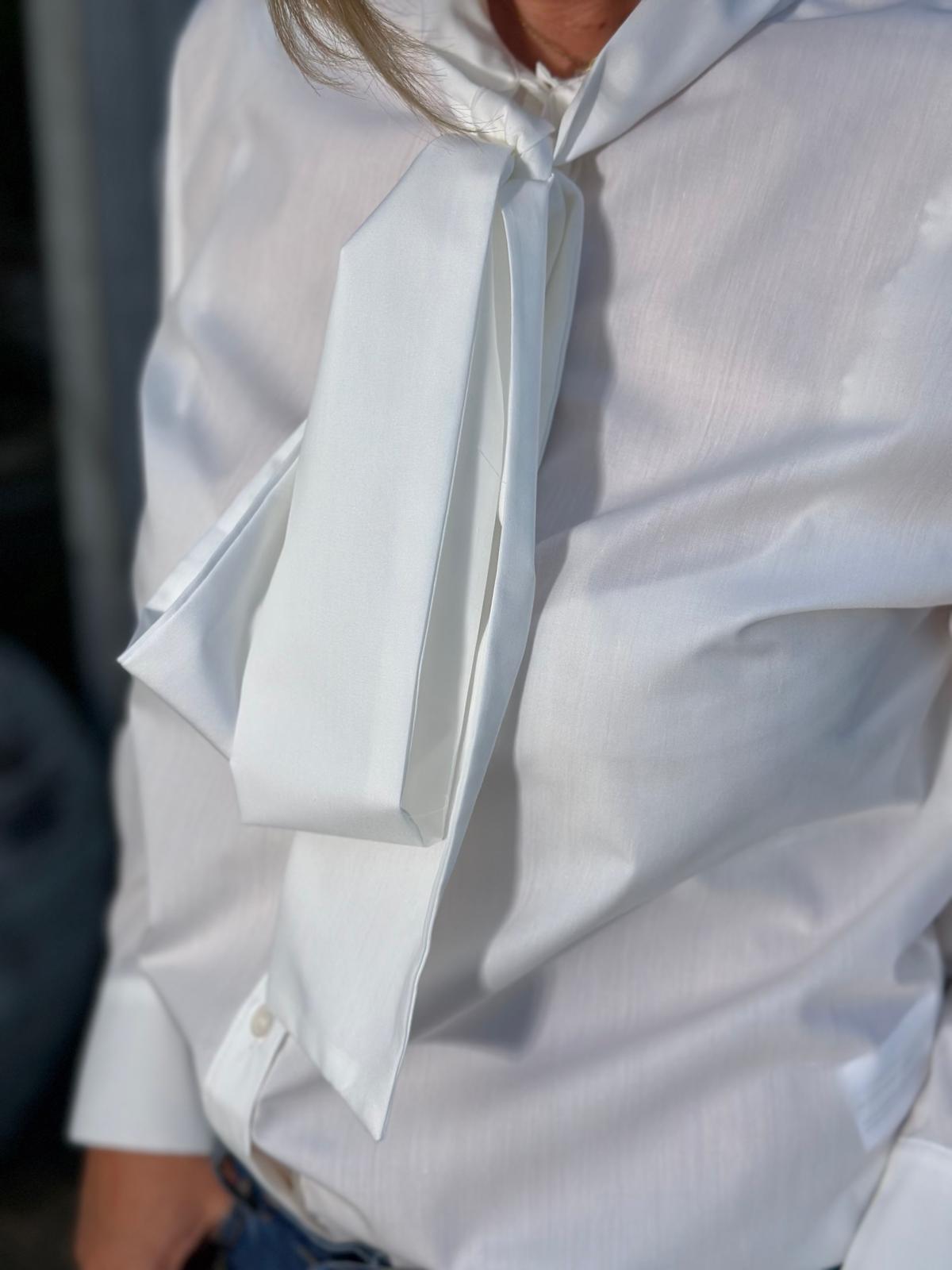 Stylische Schluppenbluse in Weiß