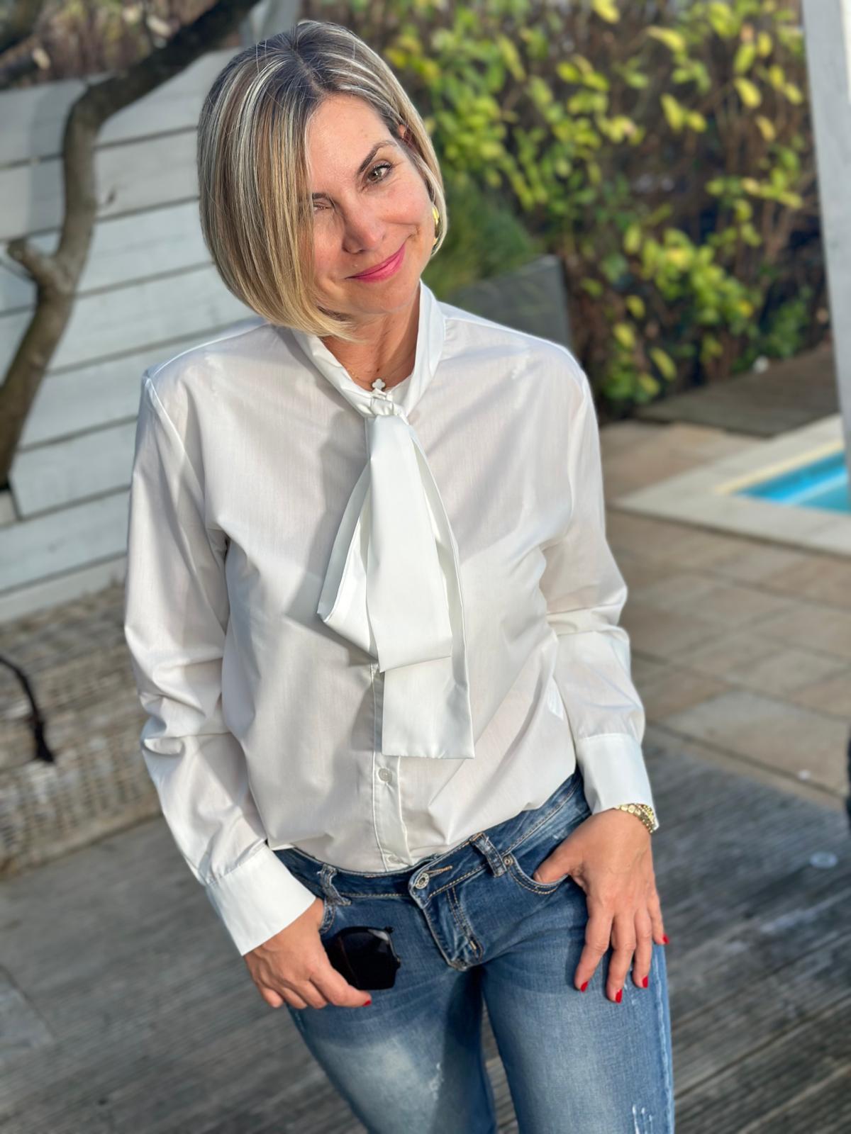 Stylische Schluppenbluse in Weiß