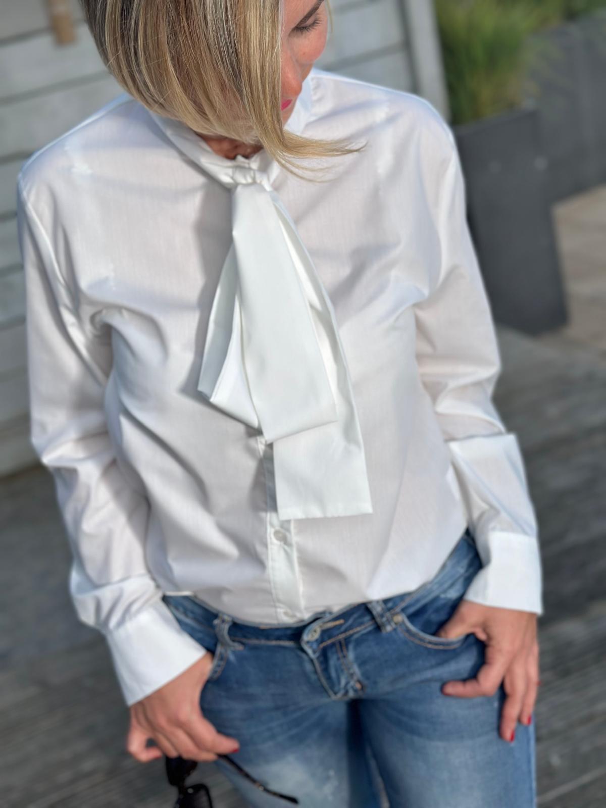 Stylische Schluppenbluse in Weiß