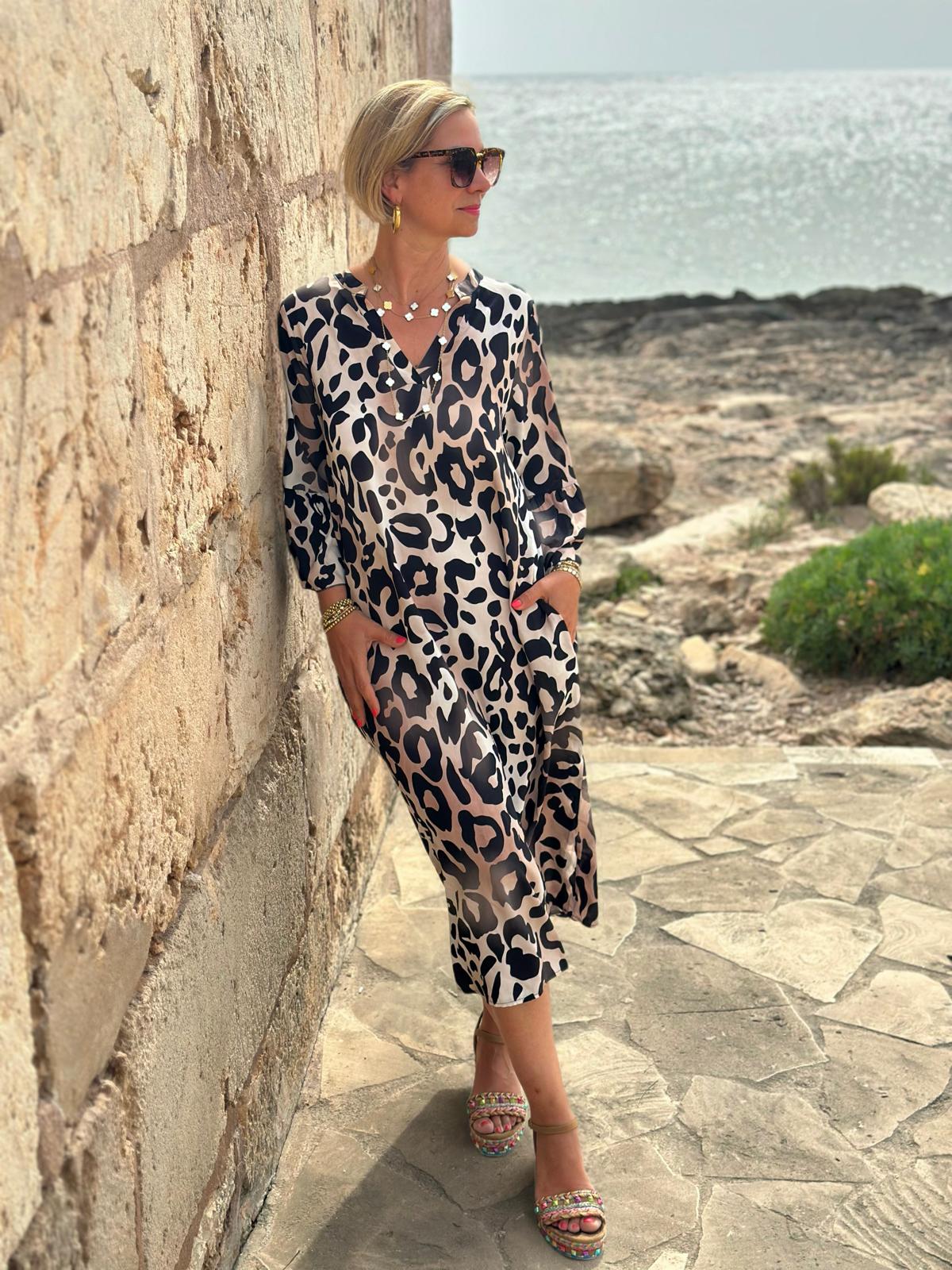 LOVELY LEO Kleid in DARK SAND