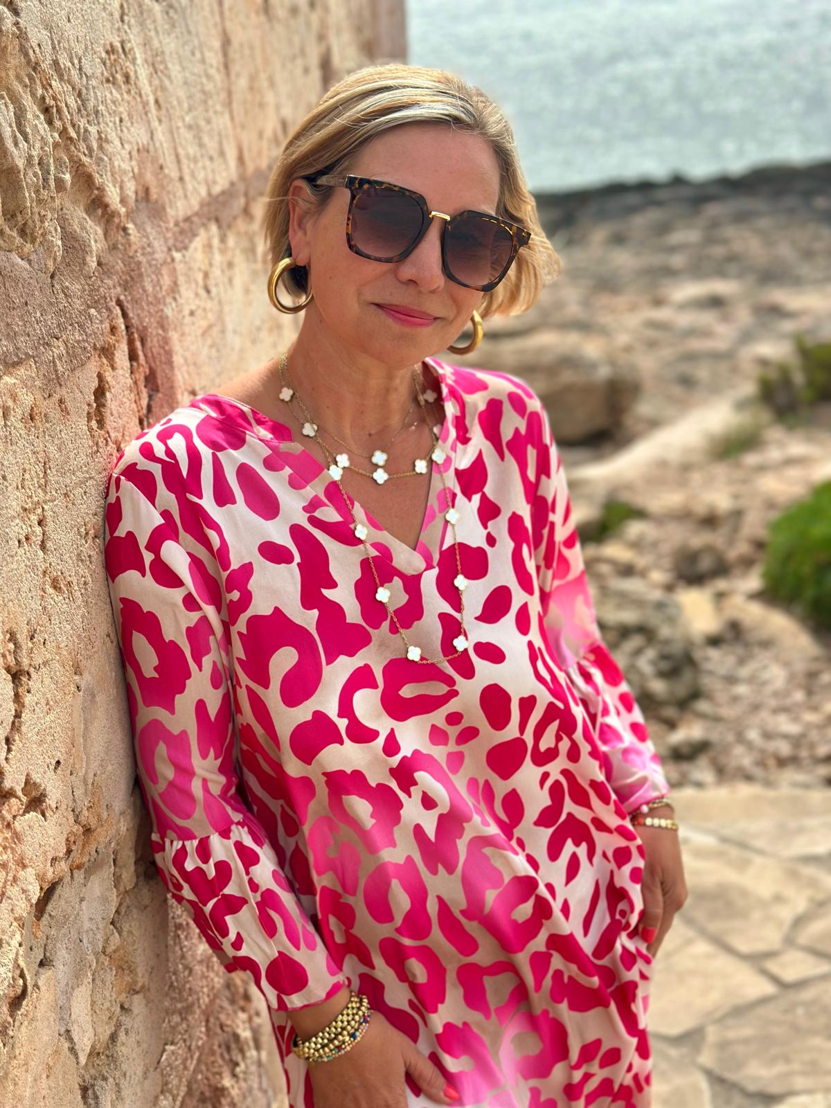 LOVELY LEO Kleid in POWER PINK