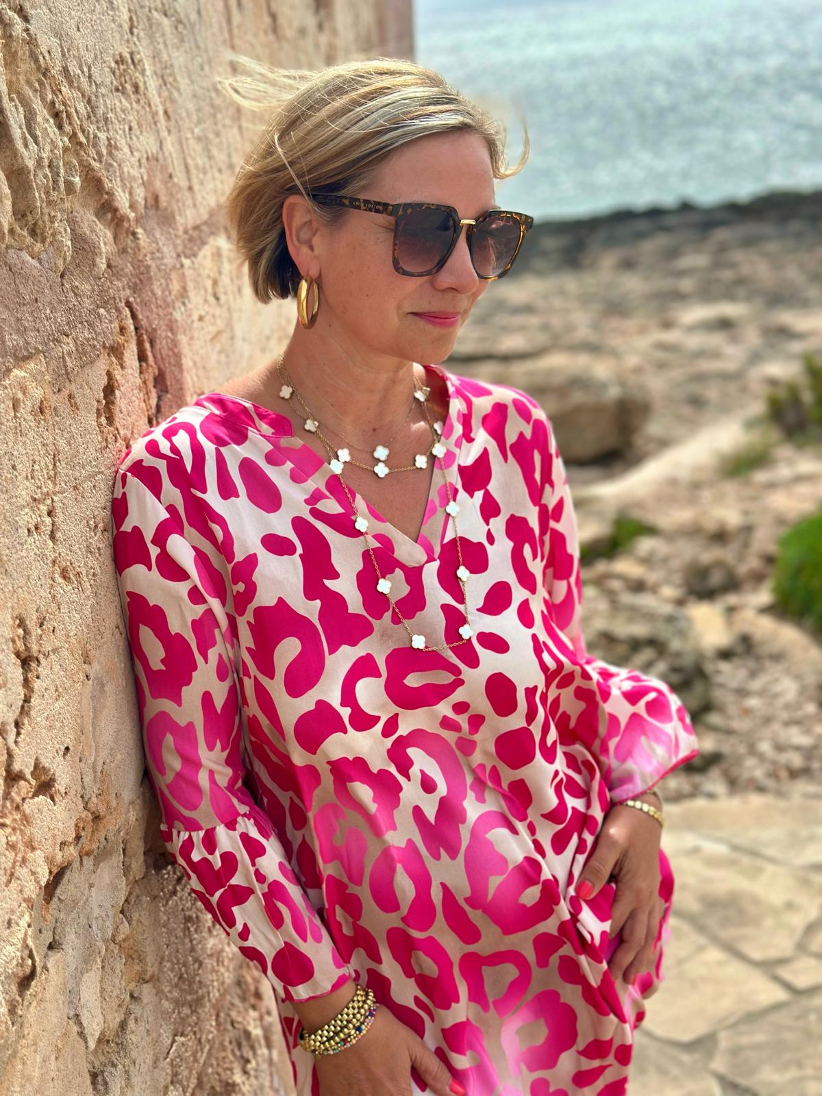LOVELY LEO Kleid in POWER PINK