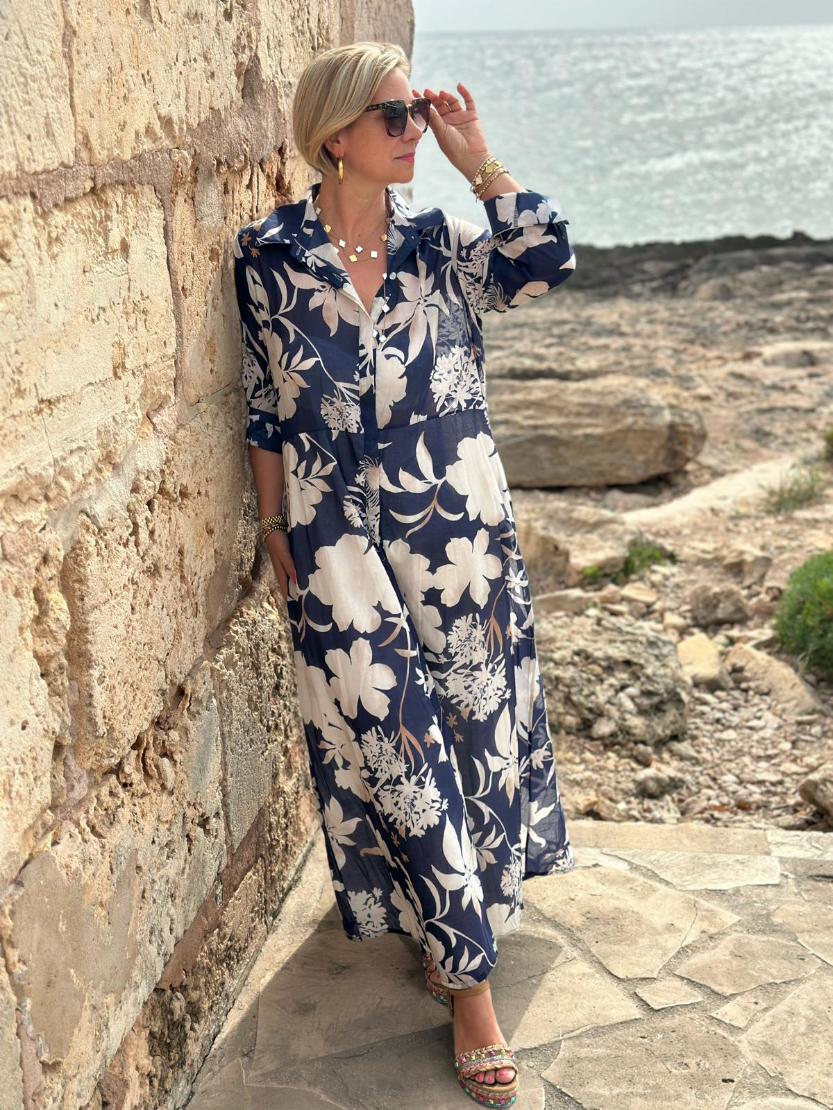 Weit geschnittenes Sommerkleid mit Kragen in BLUE PALMS
