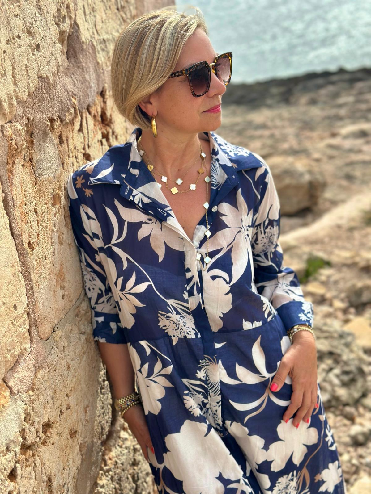 Weit geschnittenes Sommerkleid mit Kragen in BLUE PALMS