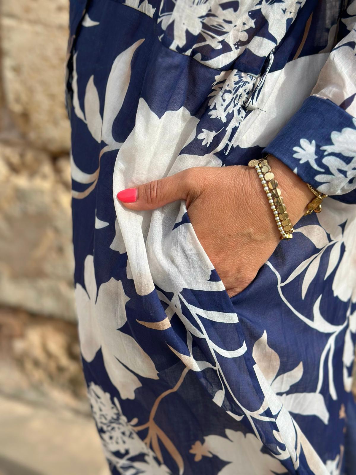 Weit geschnittenes Sommerkleid mit Kragen in BLUE PALMS