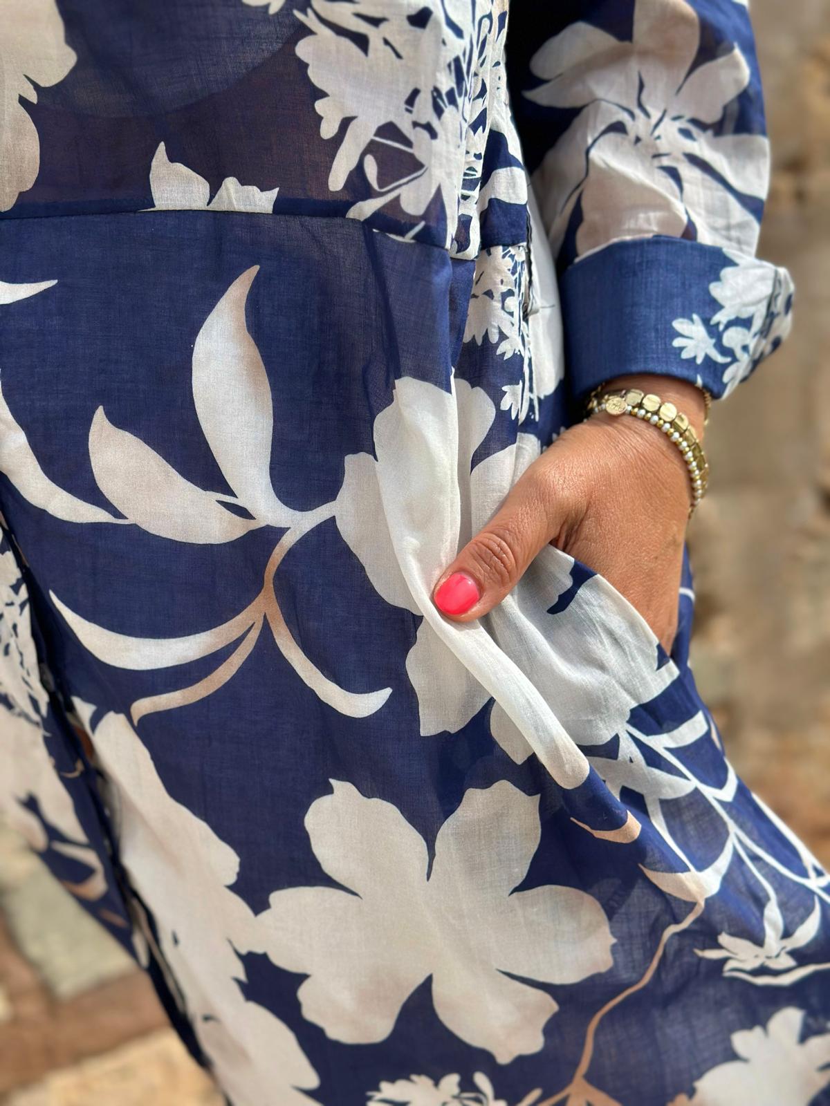 Weit geschnittenes Sommerkleid mit Kragen in BLUE PALMS