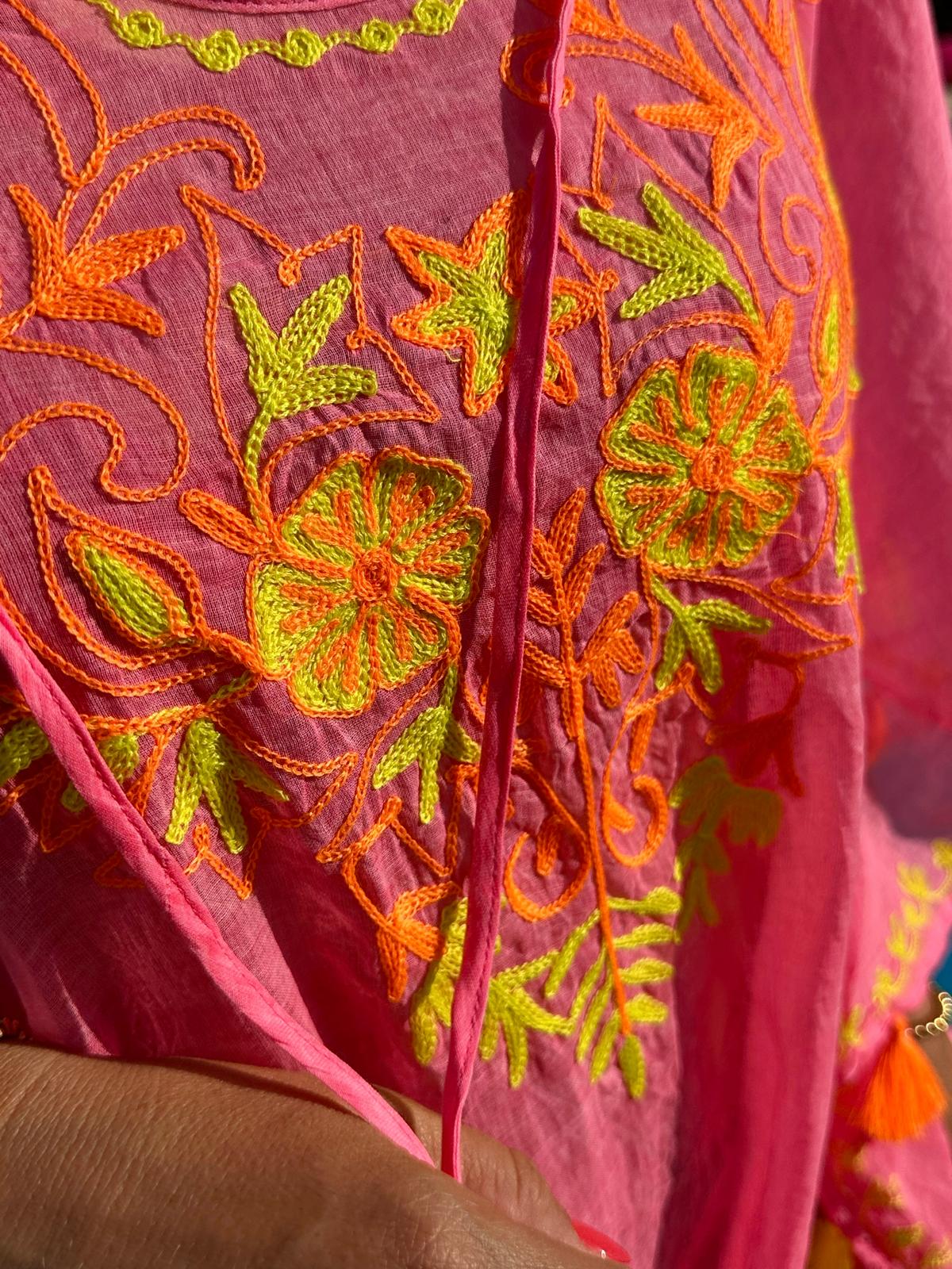 Zuckersüße Sommertunika mit Stickerei in PINK
