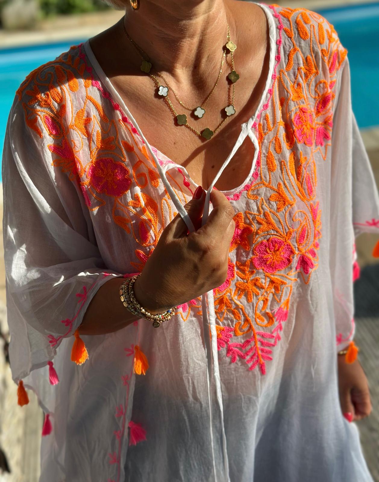 Zuckersüße Sommertunika mit Stickerei in WEISS