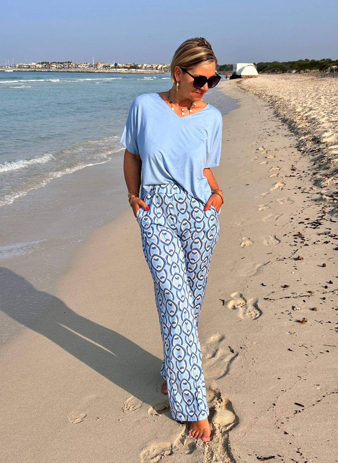 Sommerliches Basic-Shirt in Hellblau