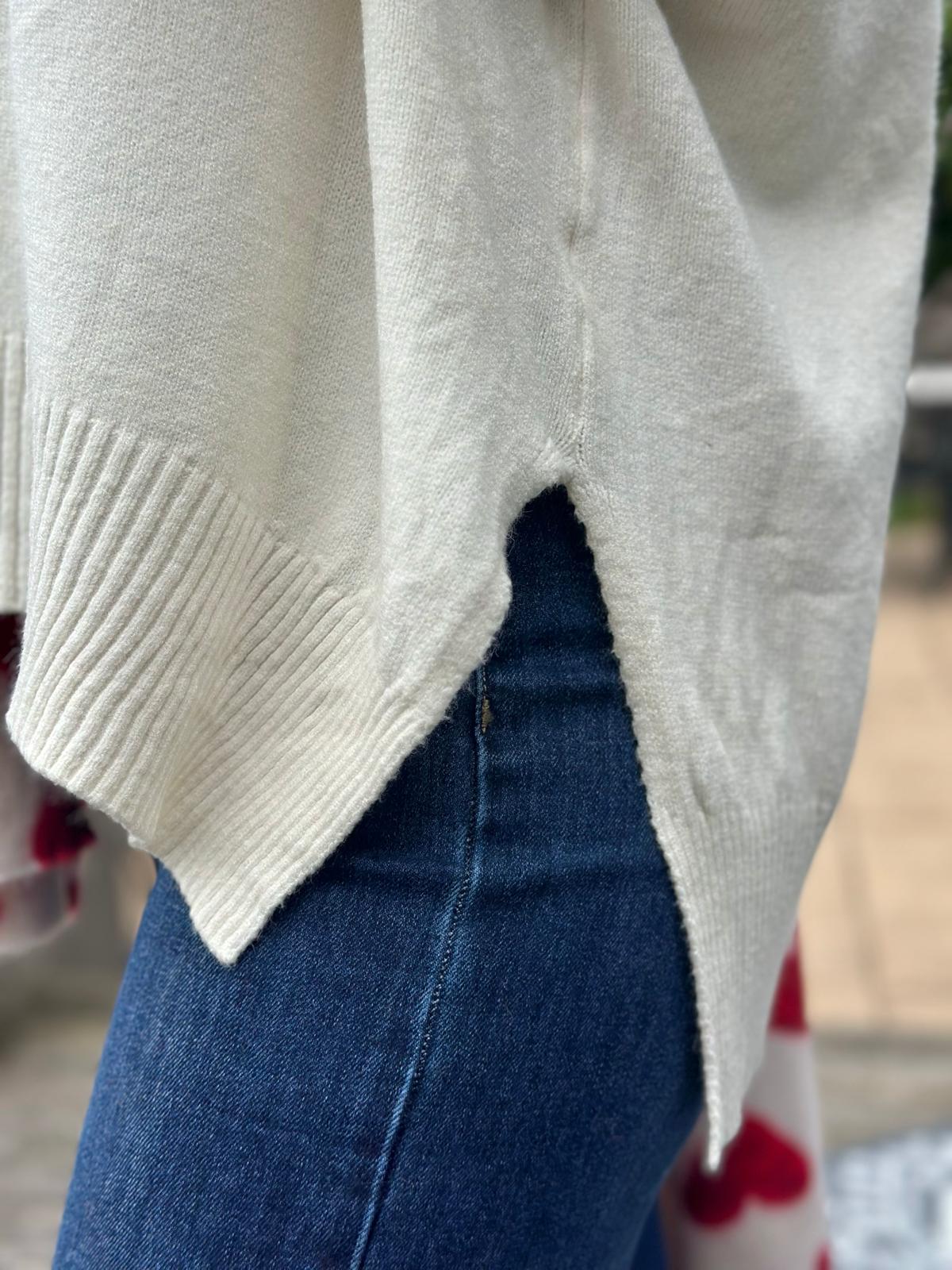 Stylischer Onesize Pulli mit Schlitz an der Seite in Cremé