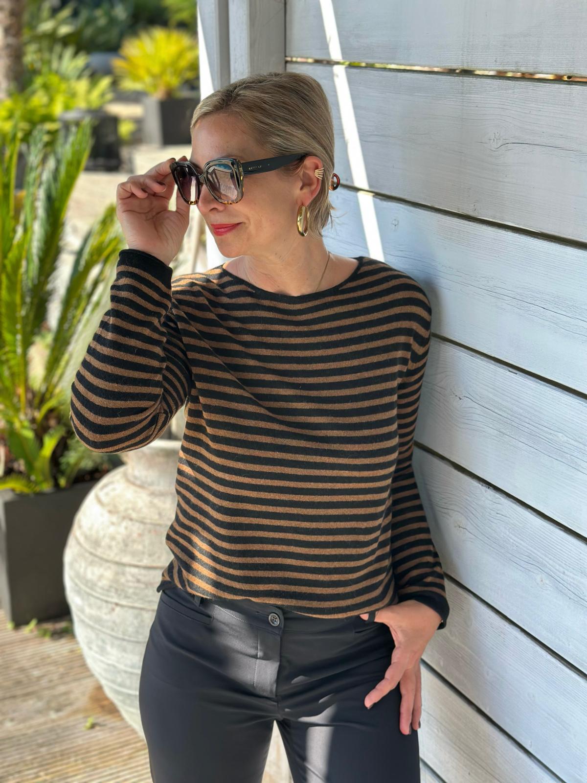 Leichter Cashmere Streifenpulli in Camel/Schwarz