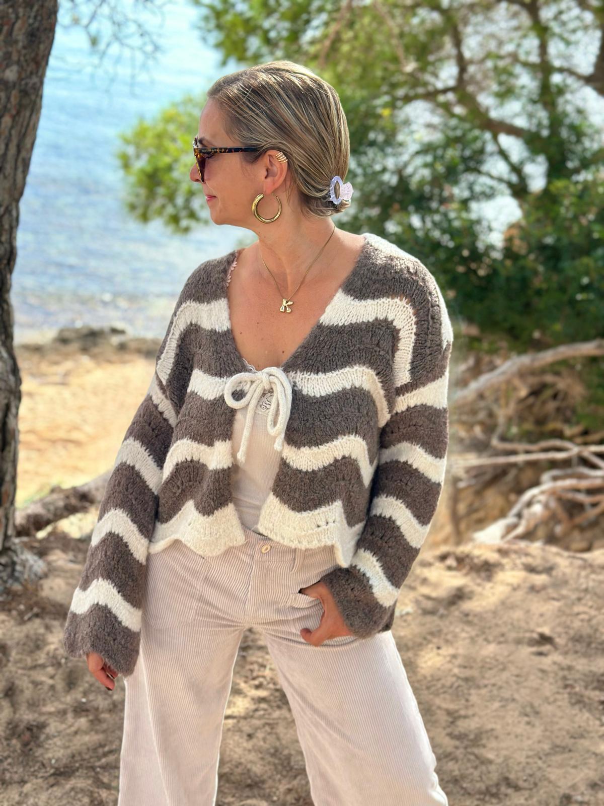 Süße Onesize Strickjacke zum binden in Cremé/Braun