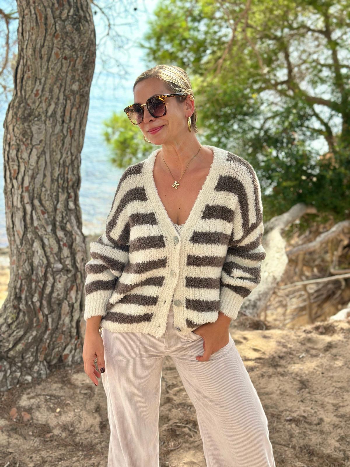 Gestreifte Grobstrick Jacke in Cremé/Taupé