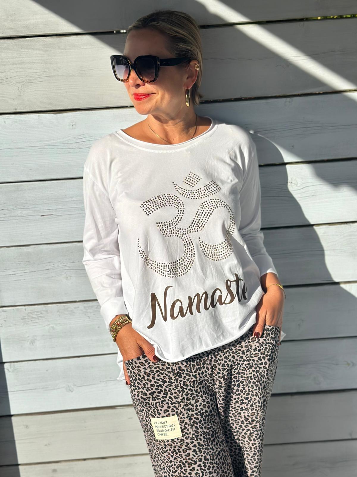 Süßes "NAMASTE" Shirt mit Glitzersteinchen in Weiß