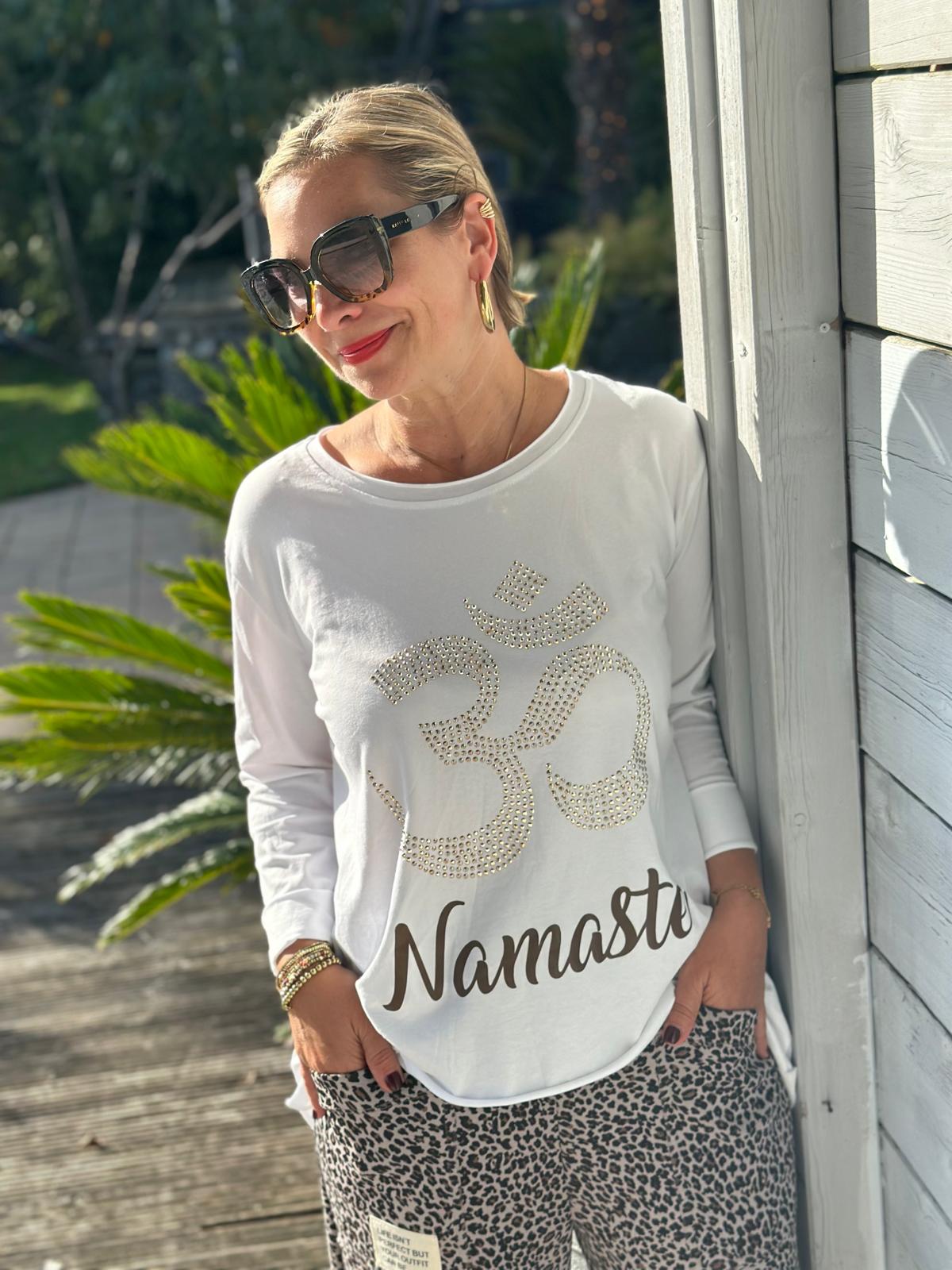 Süßes "NAMASTE" Shirt mit Glitzersteinchen in Weiß