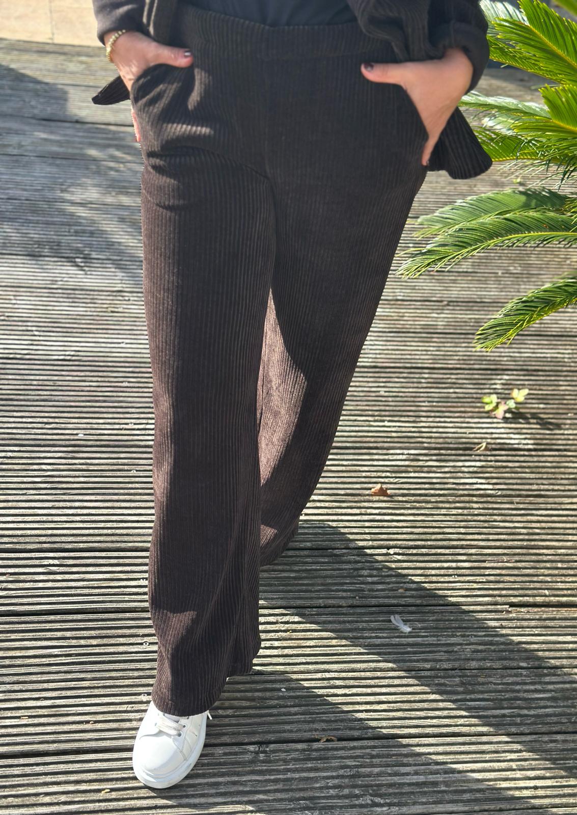 Süße Cord-Jogger mit weitem Bein in Chocolate