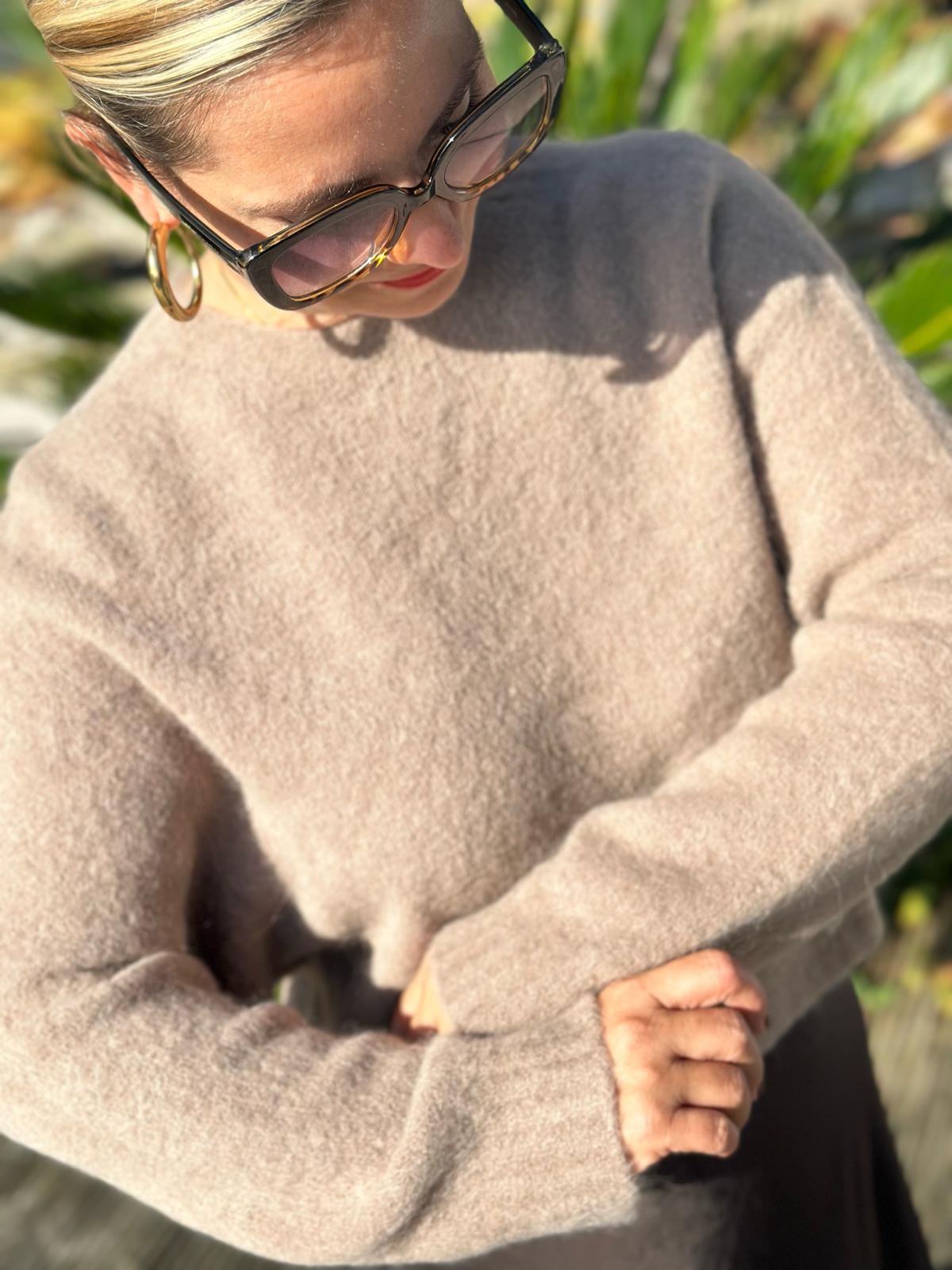 Cropped geschnittener Kuschelpullover "ELLA" in Camel