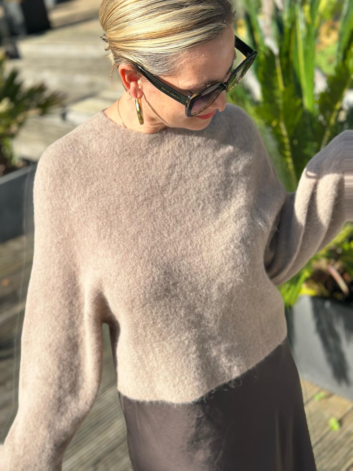 Cropped geschnittener Kuschelpullover "ELLA" in Camel