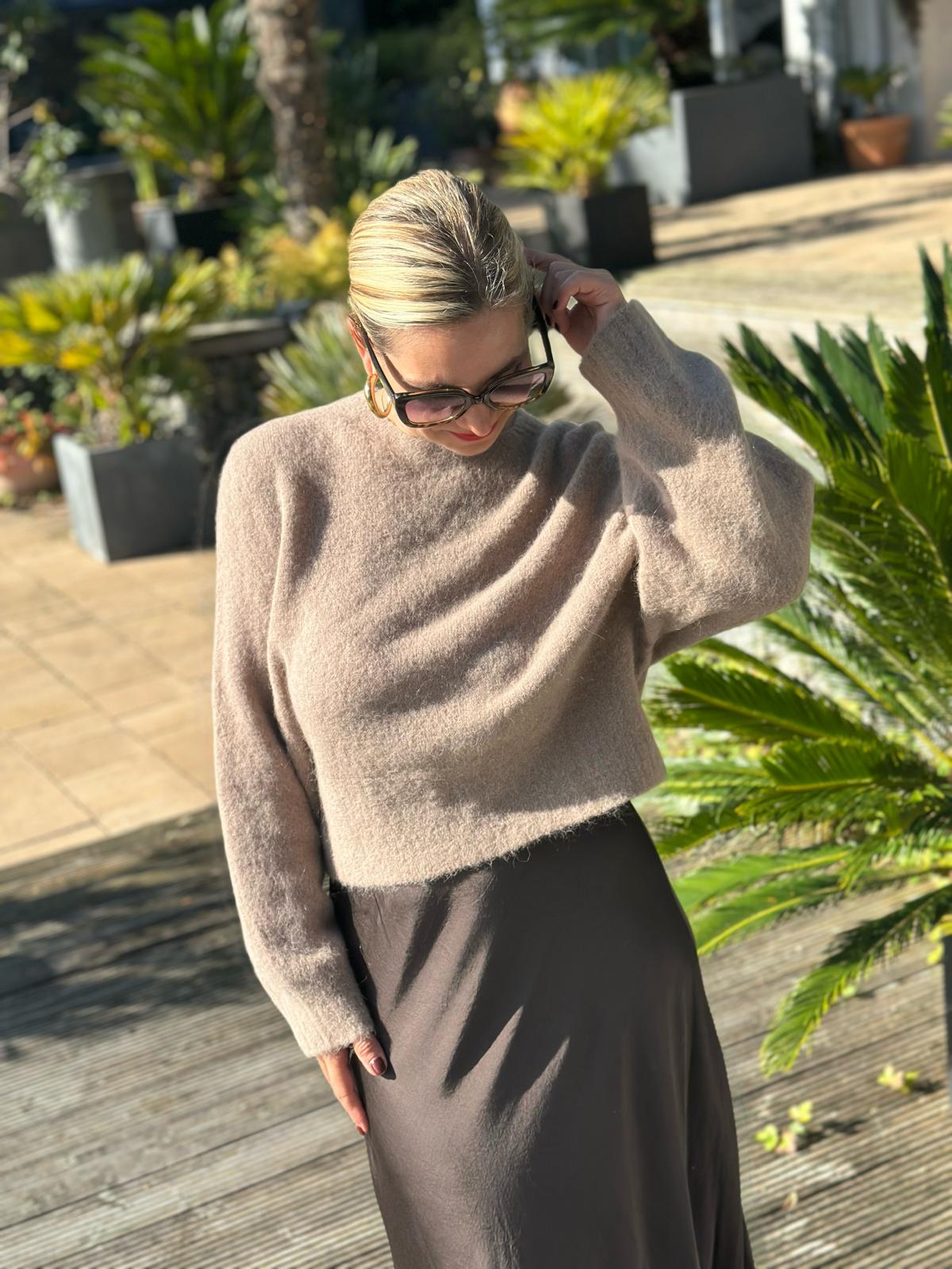 Cropped geschnittener Kuschelpullover "ELLA" in Camel