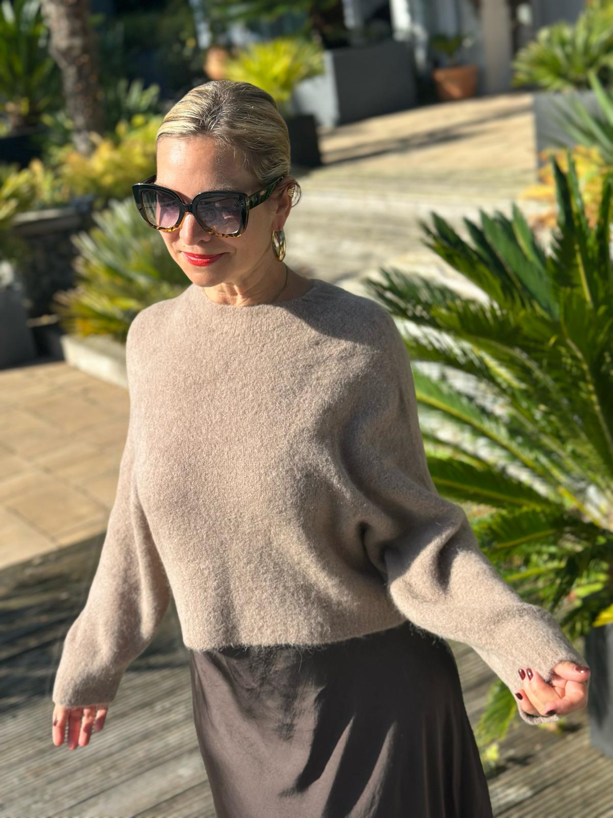 Cropped geschnittener Kuschelpullover "ELLA" in Camel