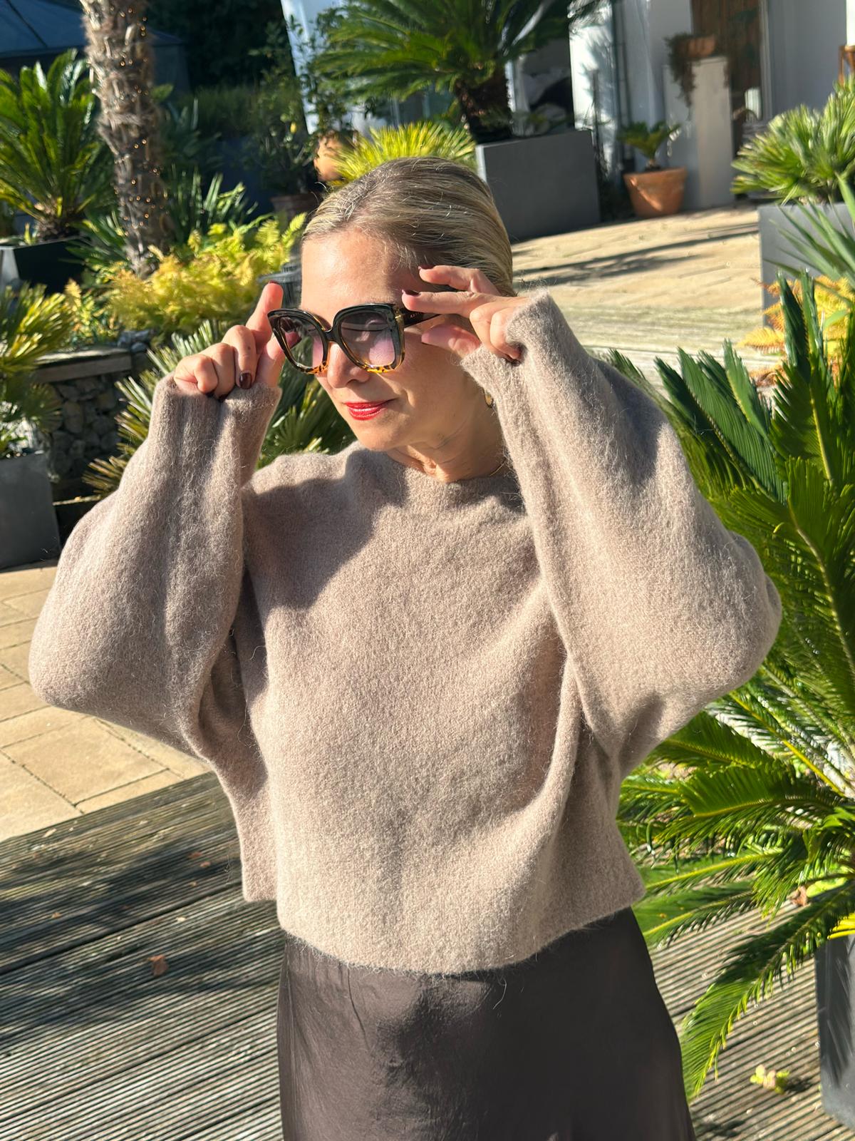 Cropped geschnittener Kuschelpullover "ELLA" in Camel