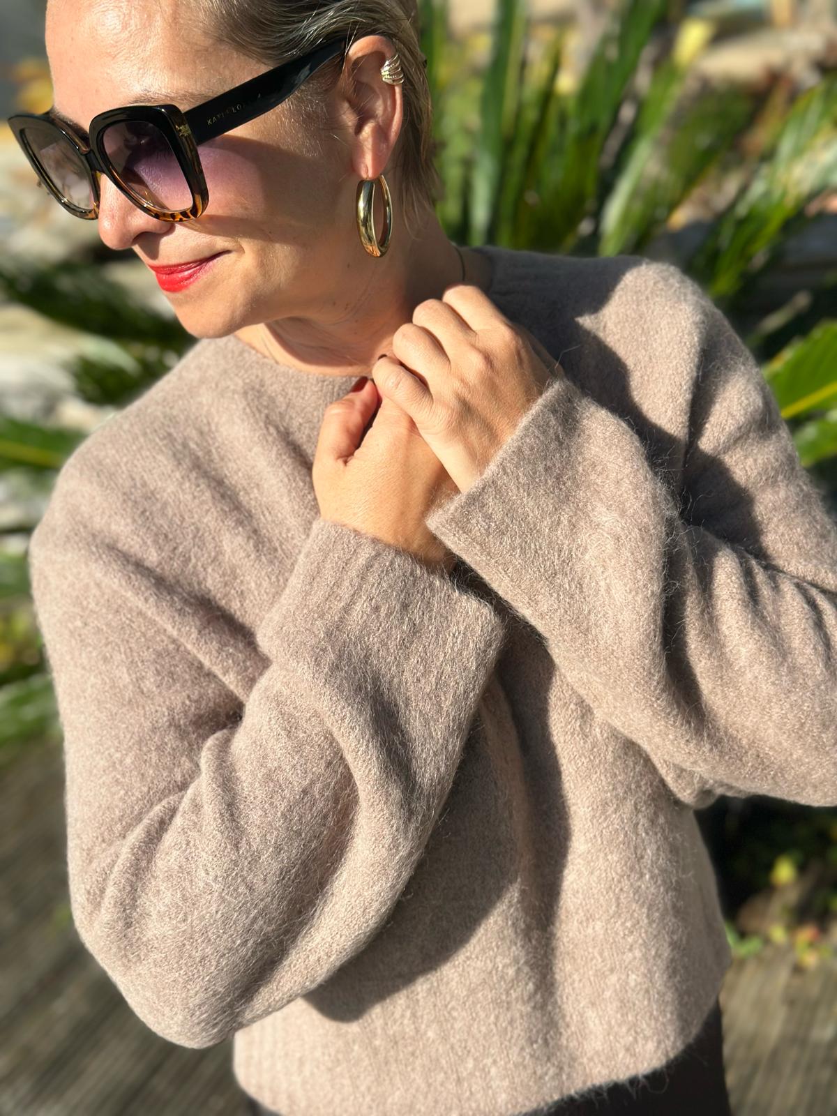Cropped geschnittener Kuschelpullover "ELLA" in Camel