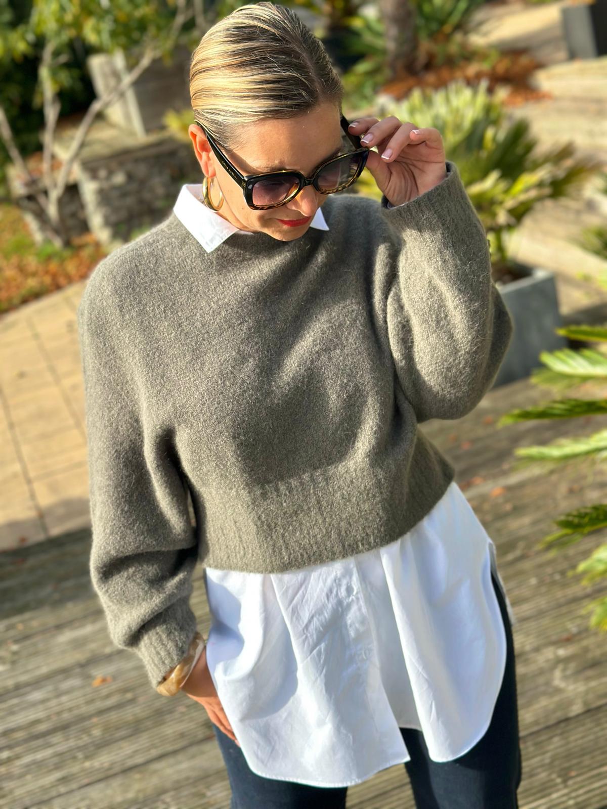 Cropped geschnittener Kuschelpullover "ELLA" in Oliv