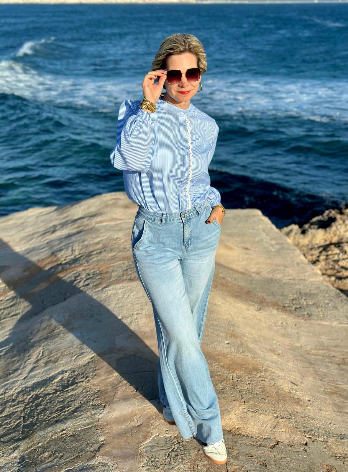 Gestreifte Baumwollbluse mit Spitzenleiste – Classic Blue